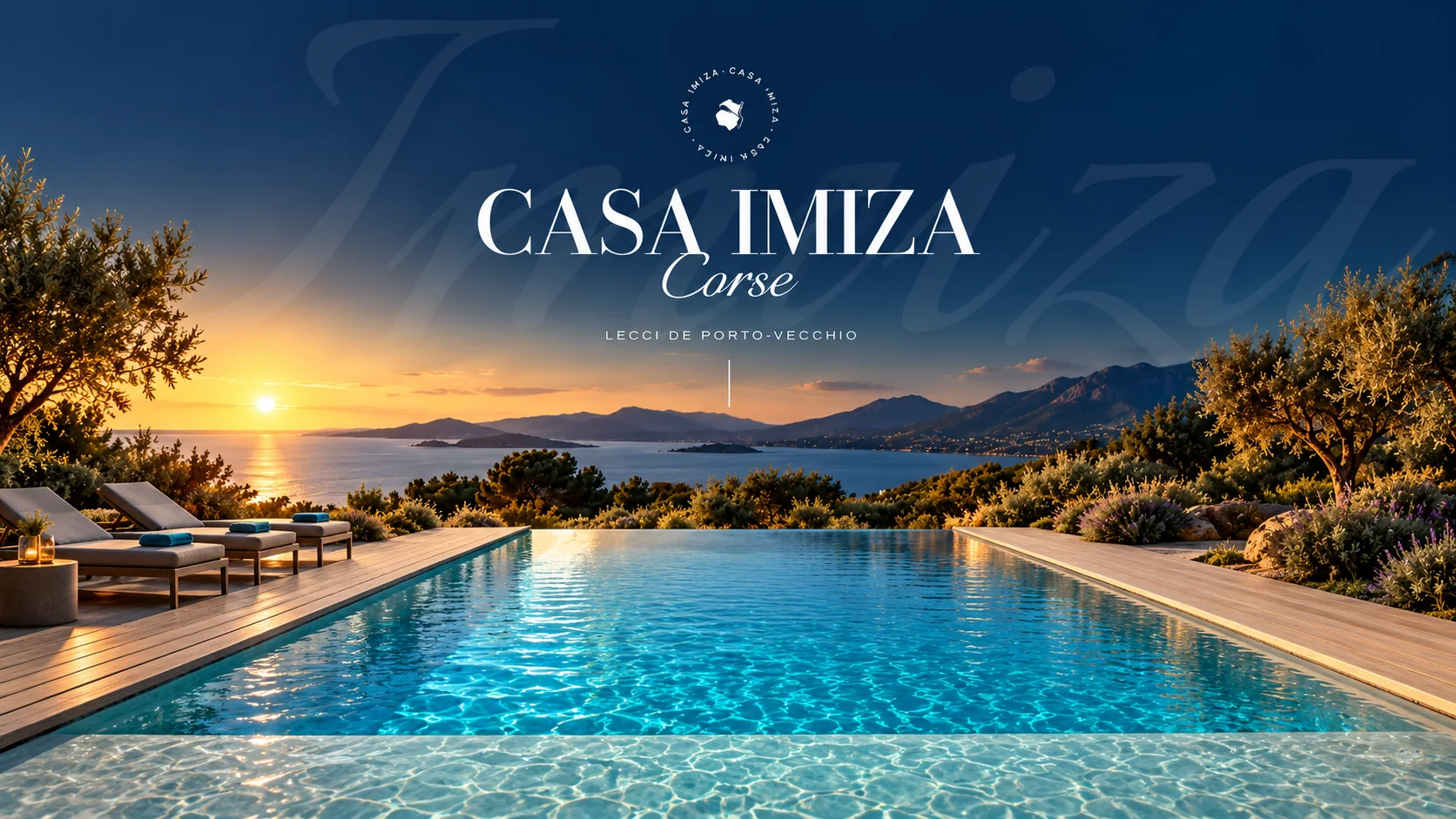 La piscine à débordement au coucher du soleil, sous le nom de la villa